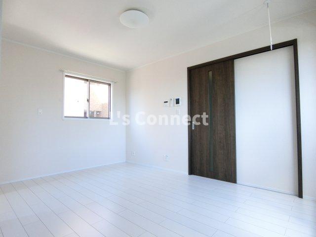 その他部屋・スペース　明るい色合いの内装です。