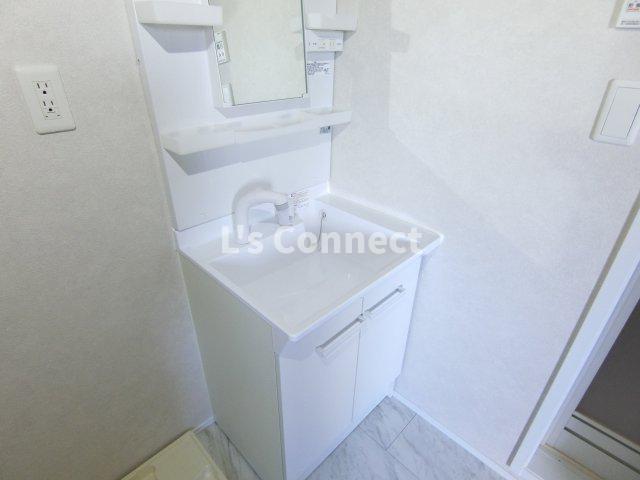 洗面設備　朝の支度もスムーズな独立洗面台。