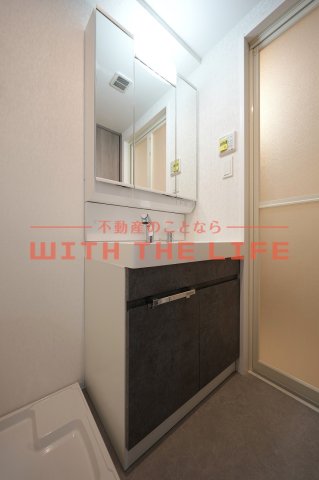 洗面設備　独立洗面台、小物を置くことができて便利です