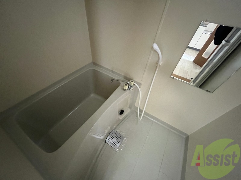 バス・シャワールーム　浴室は狭すぎず、シャワーも浴びやすそうです。