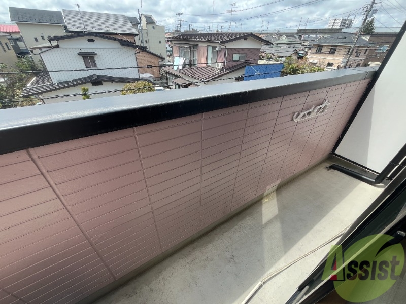 バルコニー　バルコニーは洗濯物を干すのに十分な広さがありますね。