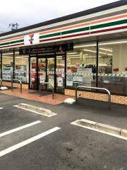 コンビニ　セブンイレブン（コンビニ）まで835m