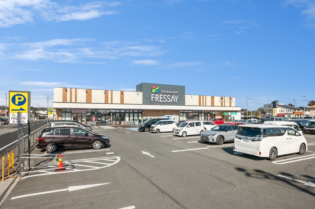 スーパー　FRESSAY(フレッセイ) 南大類店（スーパー）まで733m