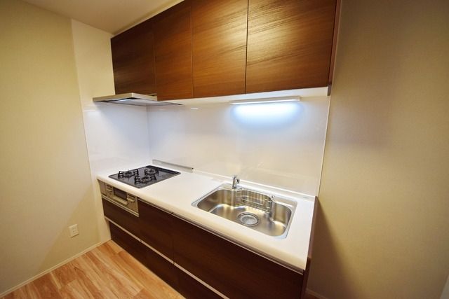 キッチン　★３口ガスのシステムキッチンで料理も楽しめます★