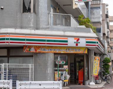 コンビニ　セブンイレブン（コンビニ）まで217m