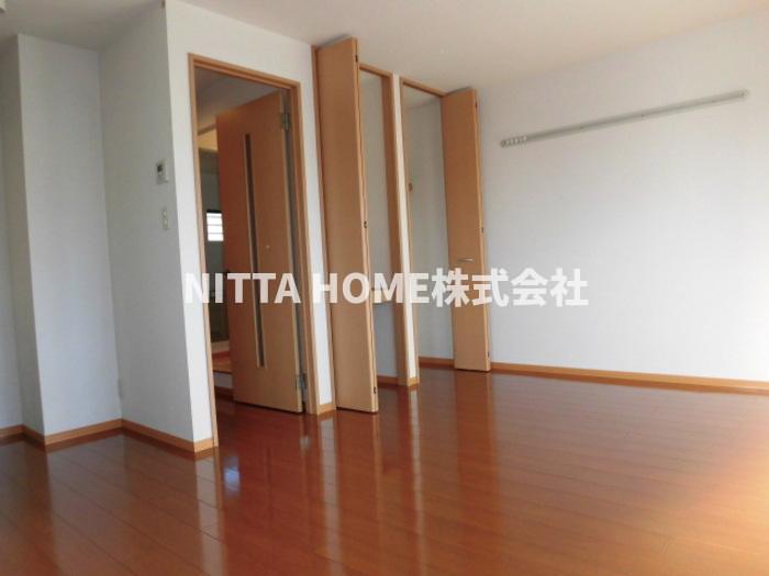 居室・リビング　10帖の広々とした洋室です☆彡