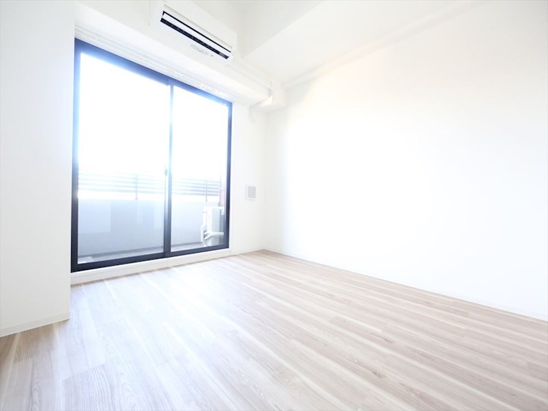 バルコニー　洋室6.8帖　エアコン完備　クローゼット付　バルコニー