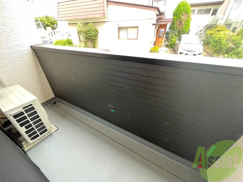 バルコニー　バルコニーは洗濯物を干すのに十分な広さがありますね。