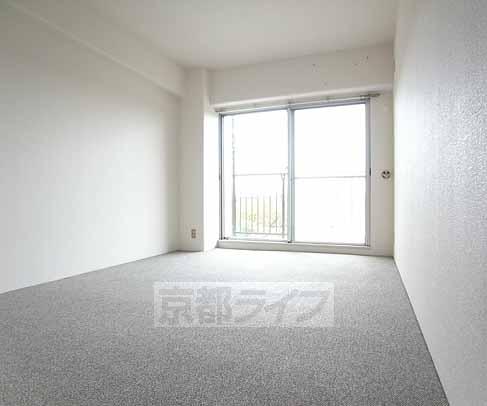 居室・リビング　ベランダ側の洋室です。