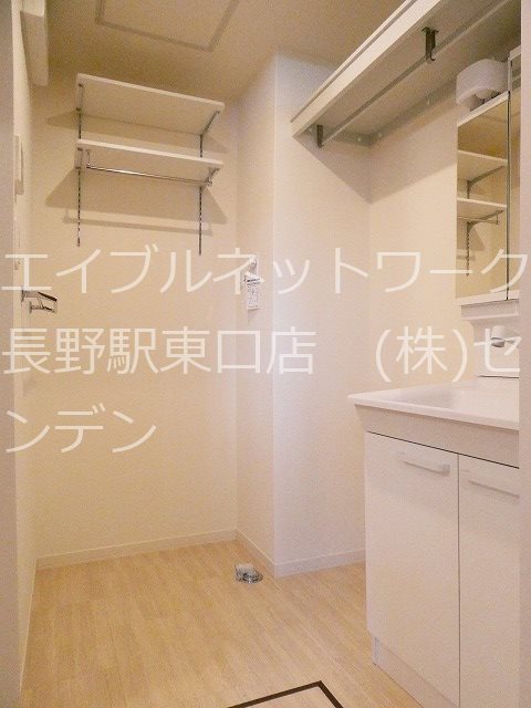 洗面設備　写真は102号室（参考）