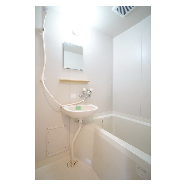 バス・シャワールーム　鏡付きのバスルーム