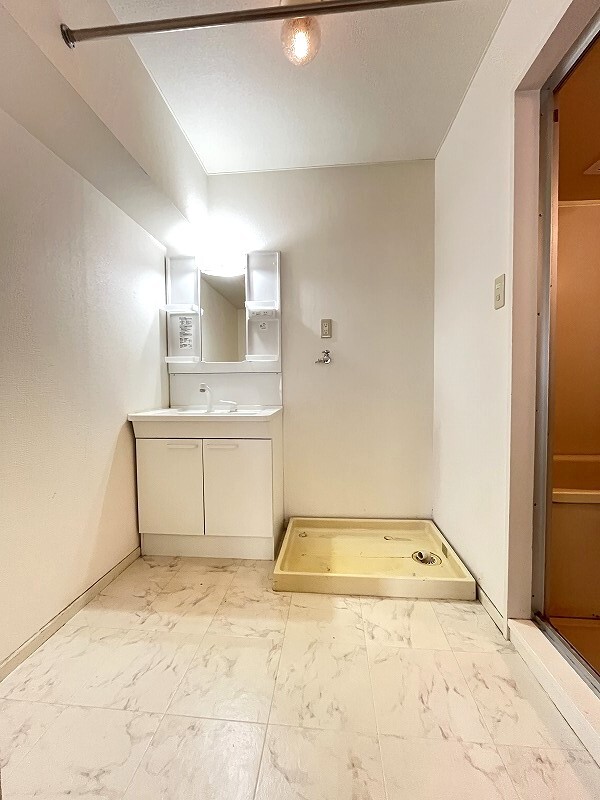 洗面設備　明るい洗面所です