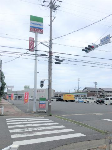 コンビニ　ファミリーマート（コンビニ）まで120m