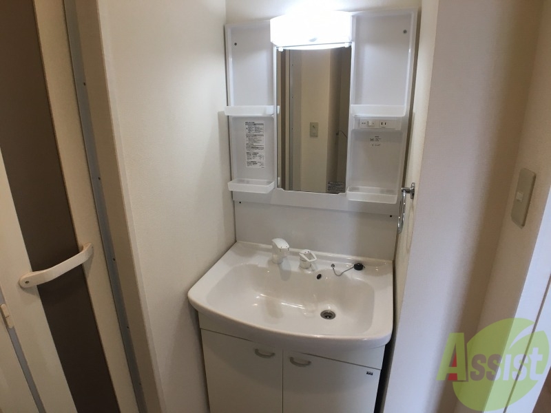 洗面設備　シャンプードレッサー。身支度はここでばっちりですね。