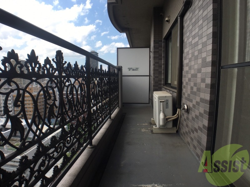 バルコニー　バルコニーは幅があり、広い印象を受けました。