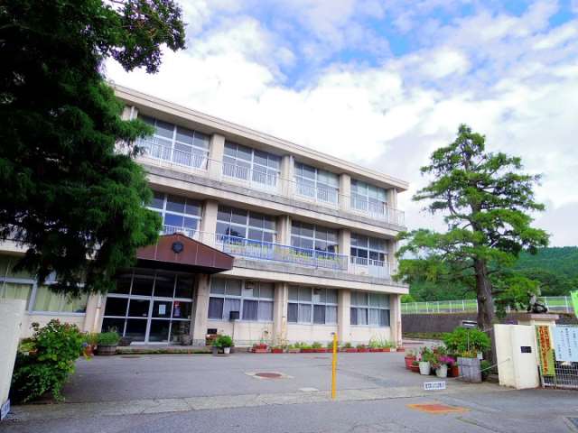 小学校　足柄小学校（小学校）まで718m