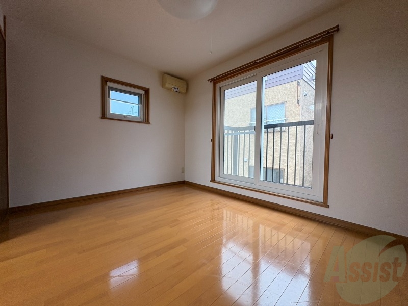 その他部屋・スペース　こちらのお部屋は光が差し込む、温かみのあるお部屋です。