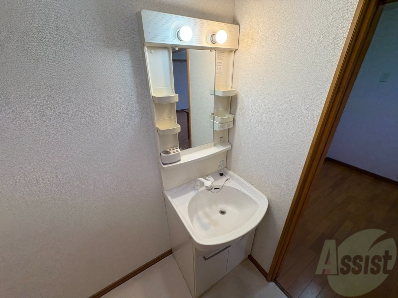 洗面設備　独立洗面台です。大きくてよいですね。シャンプーもできます！