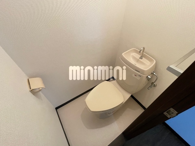 トイレ　バストイレ別です。