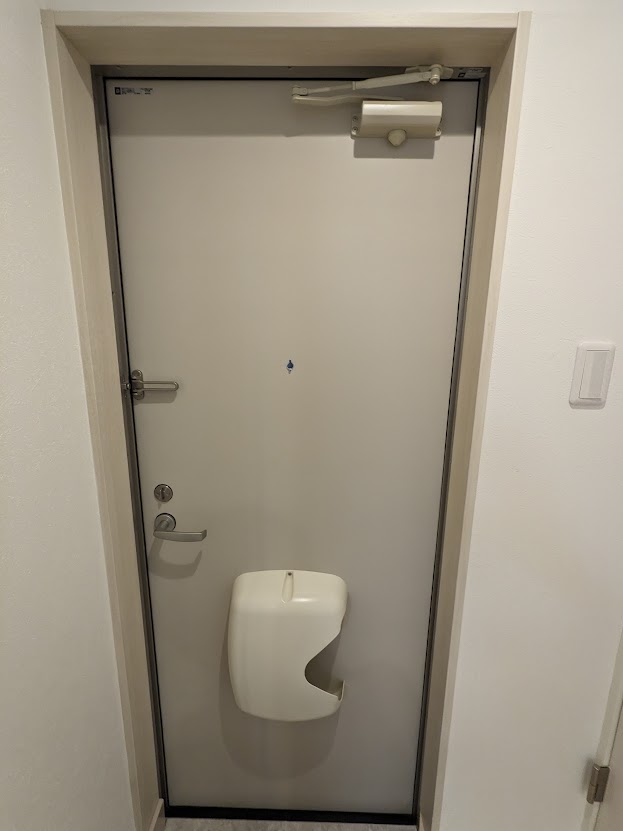 玄関　102号室