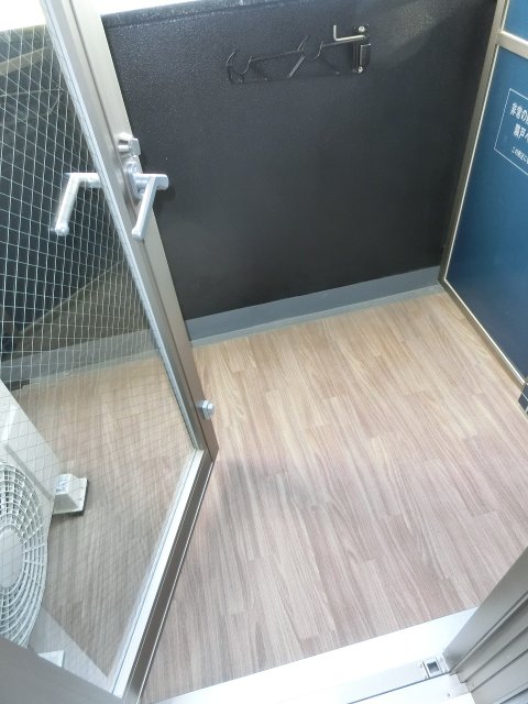 バルコニー　同物件別号室の写真です。