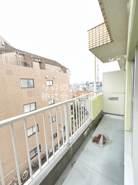 バルコニー　バルコニーがあるので洗濯物を太陽の下で干すことができます♪