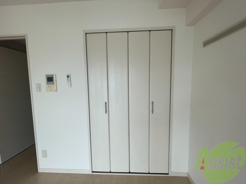 収納　収納はこちらのクローゼットをお使いください。