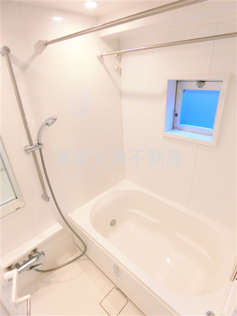 バス・シャワールーム　窓と追焚+浴室乾燥機付きのバスルーム　足が伸ばせるバスタブ！