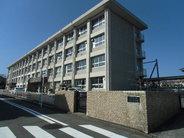 中学校　横須賀市立鷹取中学校（中学校）まで1863m