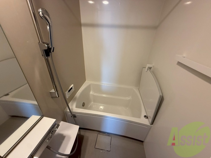 バス・シャワールーム　浴室は追い焚き給湯、浴室乾燥機付きですよ。