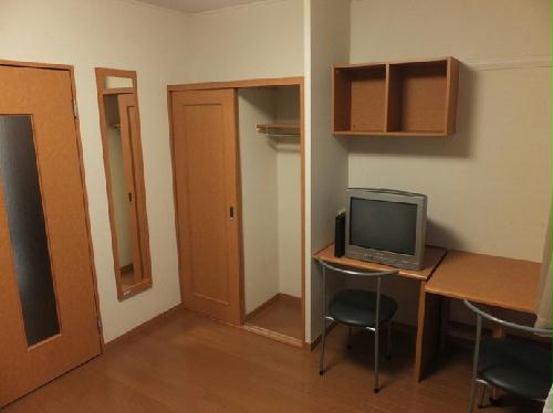 居室・リビング　テレビ、エアコン、鏡、椅子机ほか家具家電付き