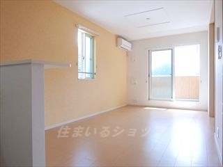 居室・リビング　「住まいるショップ」は募集のお部屋（205号室）の写真を掲載
