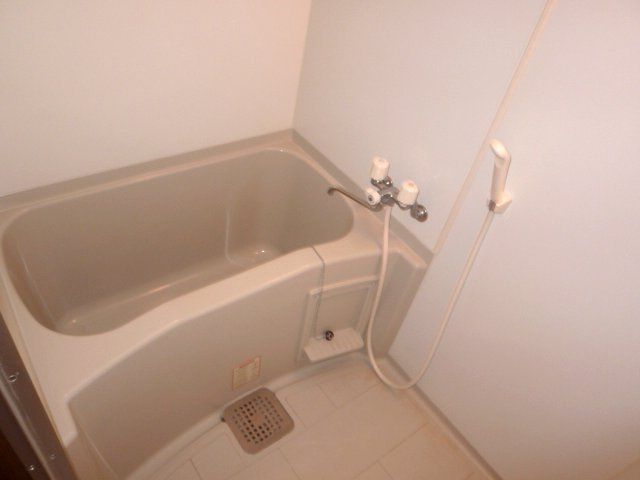 バス・シャワールーム　広めの浴室です。（浴室乾燥機付き）