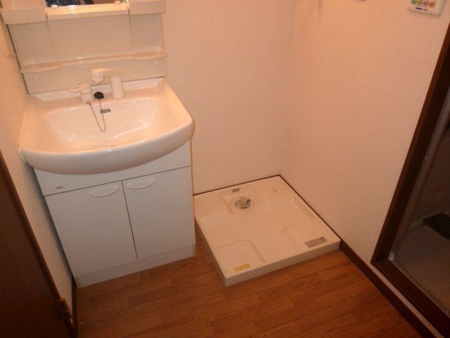 洗面設備　シャンプードレッサー付きの独立洗面台です。