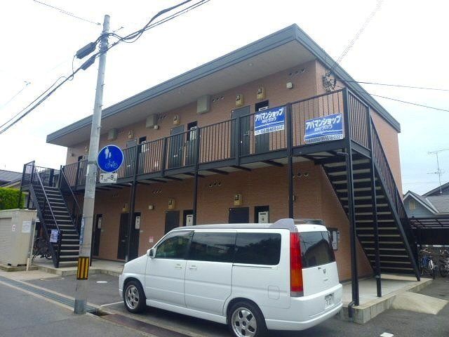 建物外観　2階建てのスマートな建物です。