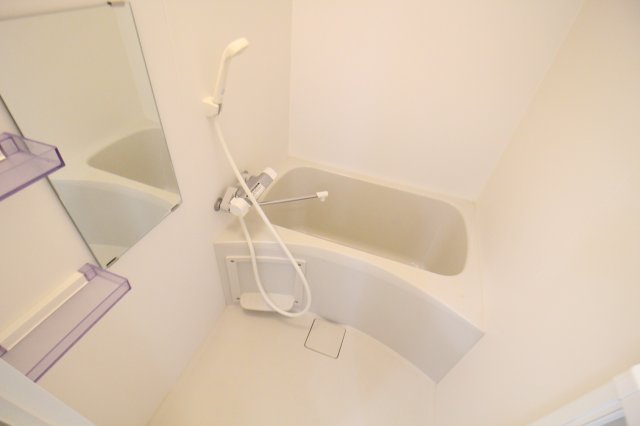 バス・シャワールーム　コンパクトで使いやすいお風呂です