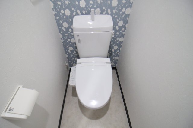 トイレ　落ち着いた色調のトイレです