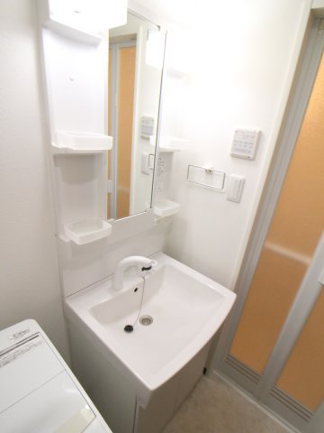 洗面設備　ゆったりとスペースのある洗面所