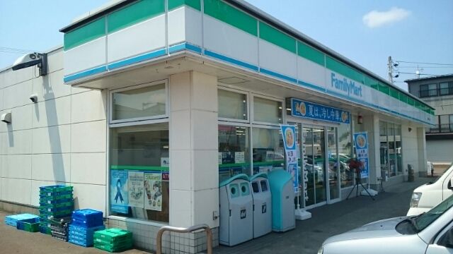 コンビニ　ファミリーマート新津本町四丁目（コンビニ）まで900m