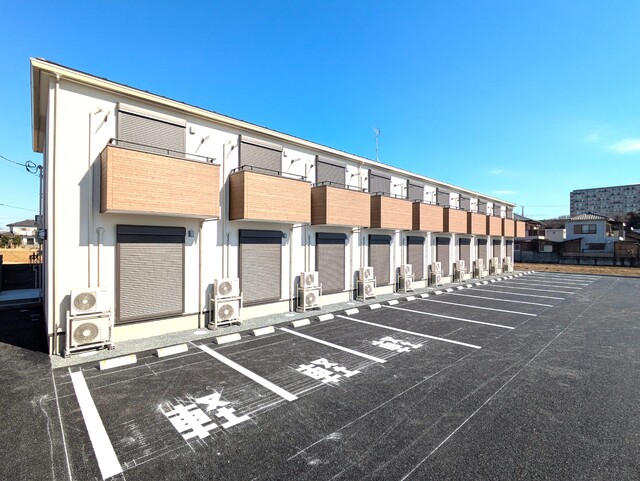 建物外観　青空に映える外観ですね。