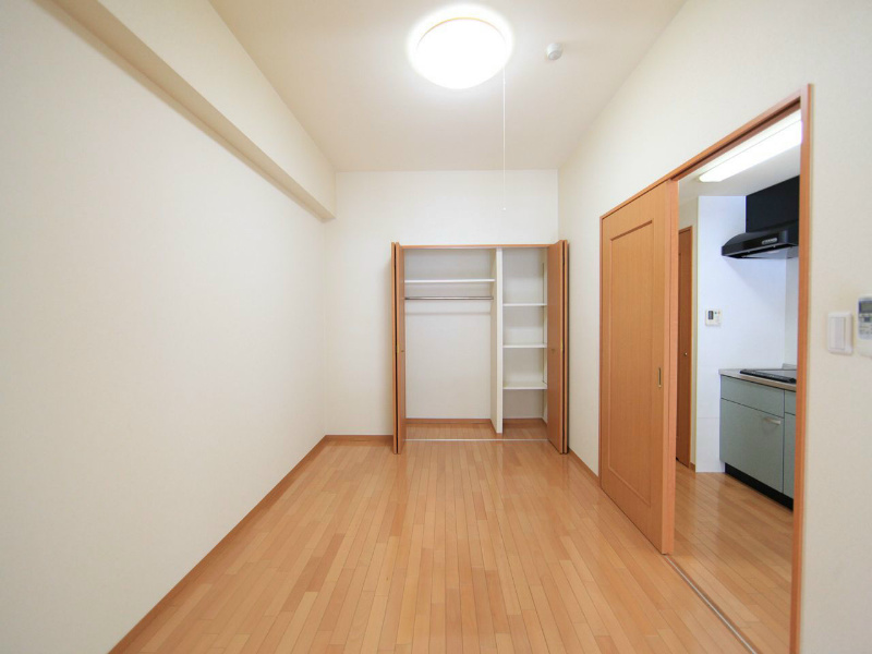 収納　洋室6.5帖　クローゼット付（収納充実してます）