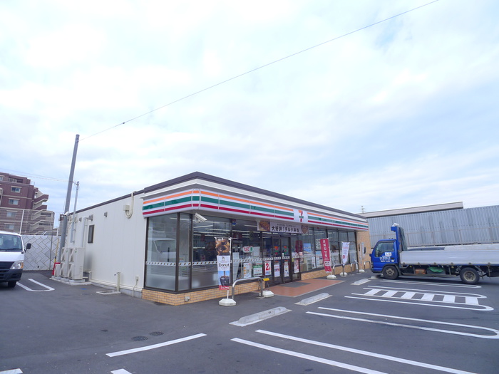 コンビニ　セブンイレブン（コンビニ）まで220m
