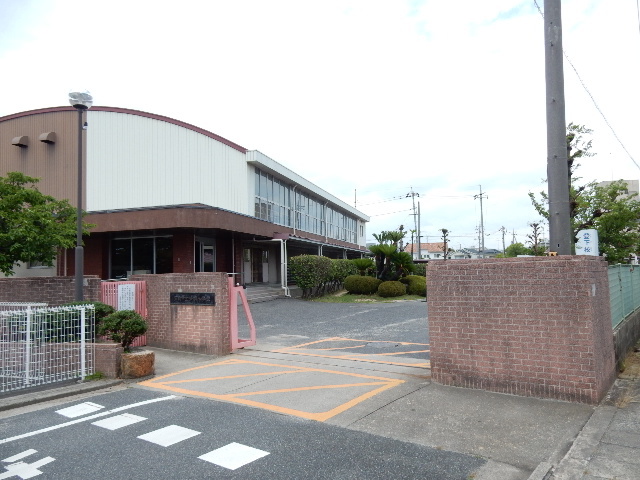 小学校　岡山市立芳明小学校（小学校）まで276m