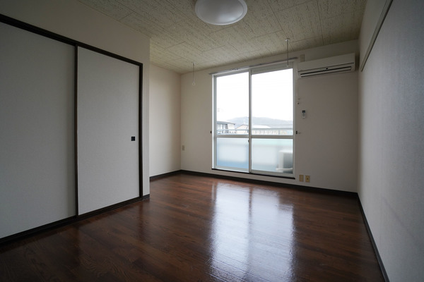 居室・リビング　同じ建物の別のお部屋