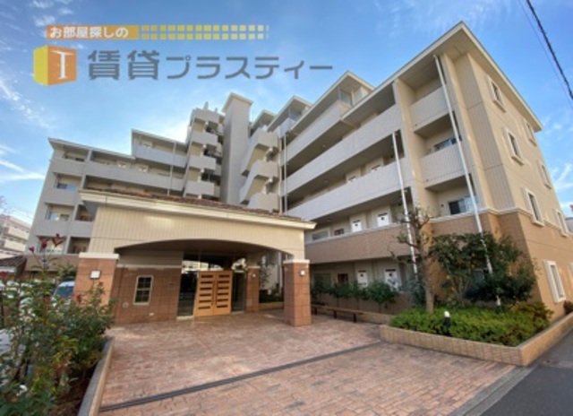 建物外観　住宅街で異彩を放つ重厚感のあるマンションです。