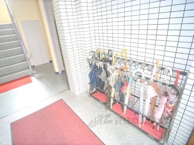 ロビー　傘立て