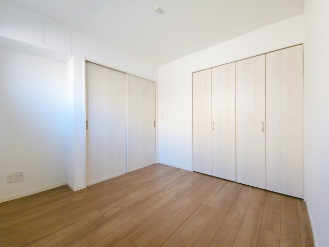 その他部屋・スペース　落ち着いた色調の寝室です