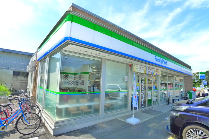 コンビニ　ファミリーマート（コンビニ）まで740m