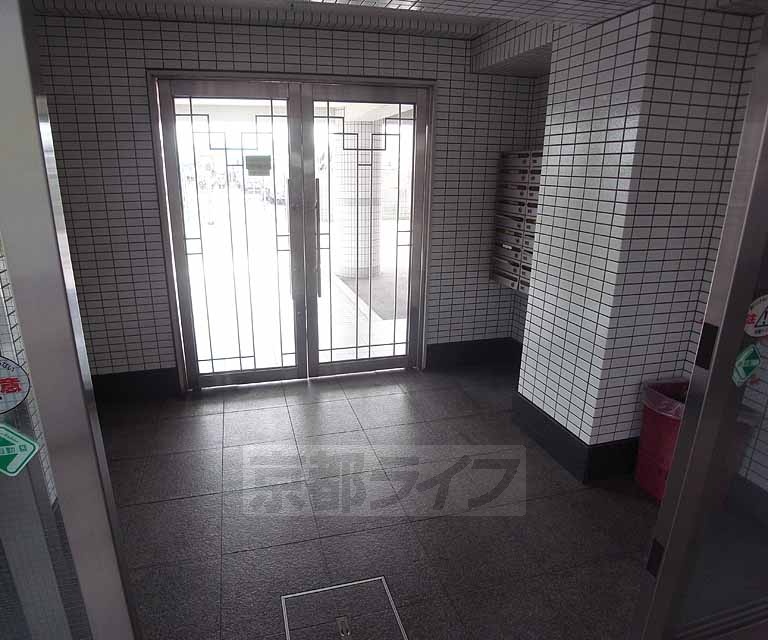 ロビー　ガラス扉