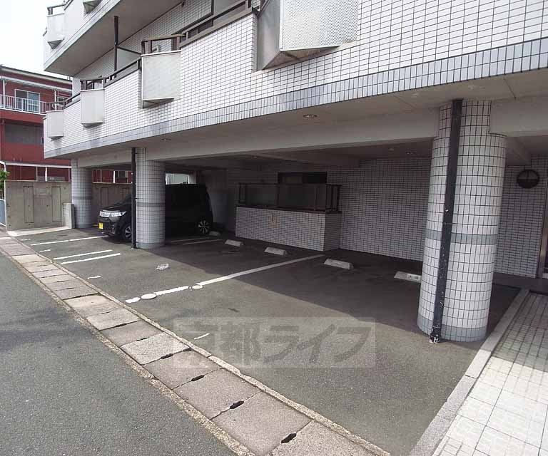 駐車場　建物の下